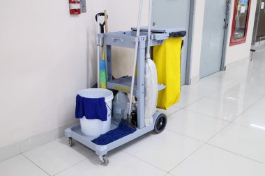 Sepeti için ekipman ile temiz temizlik