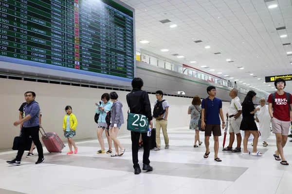 Personas caminando en el aeropuerto Tailandia —  Fotos de Stock