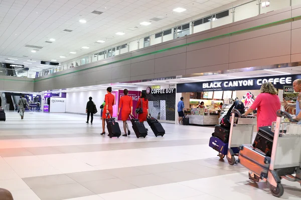 Personas caminando en el aeropuerto Tailandia —  Fotos de Stock