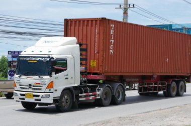 Konteyner ile yolda kamyon