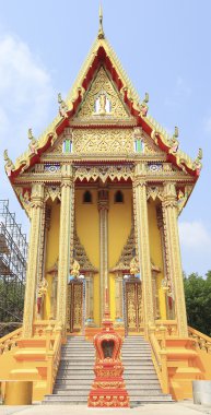 Sanat tepleb altın rengi bina