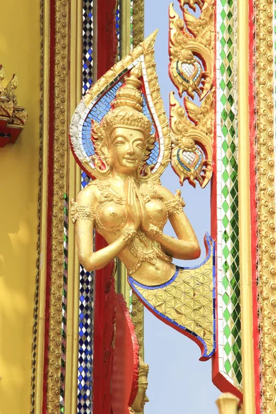 Статуя ангела в золотом храме Таиланда — стоковое фото