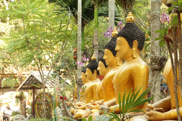 Тайский старый будда в тайском храме — стоковое фото