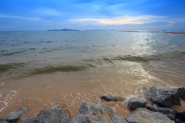 Морской и каменный пляж в Паттайе — стоковое фото