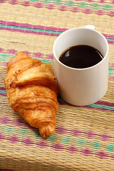 Kaffepaus och croissant — Stockfoto