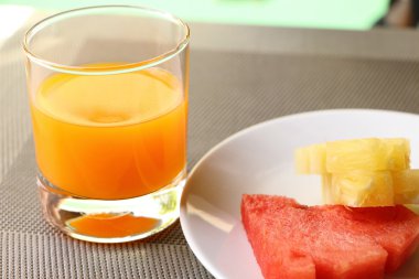 Meyve ve taze portakal suyu