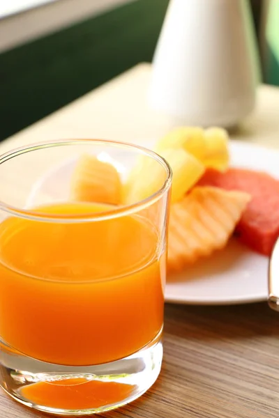 Owoce i świeżego soku pomarańczowego — Zdjęcie stockowe