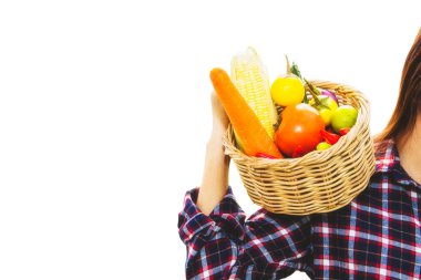 Genç kadınlar tüketim ve sağlık için sepet içinde yararlı taze organik sebzeler topluyor: Cipping Path