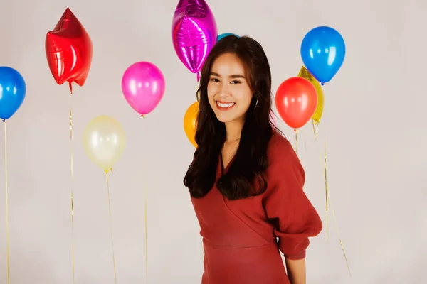 Retrato Senhora Ásia Vermelho Vestido Liberando Sorrindo Feliz Com Colorido — Fotografia de Stock