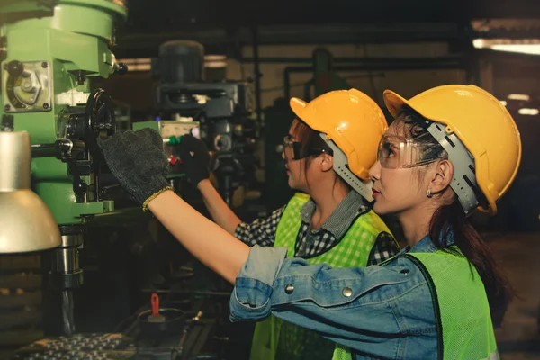 Trabajo Equipo Dos Técnicas Femeninas Trabajan Juntas Para Inspeccionar Controlar — Foto de Stock