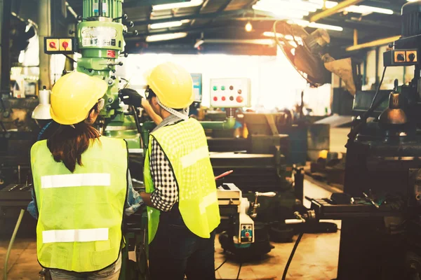 Técnico Femenino Operador Asistente Femenino Operan Panel Control Máquina Perforación — Foto de Stock