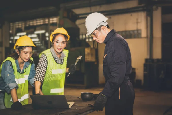 Imagen Borrosa Reuniones Entre Equipos Ingeniería Ingeniero Masculino Mira Los — Foto de Stock