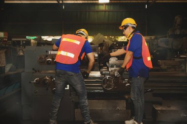 Panorama, bir mekanik ekip, torna işçileri, mekanik parça fabrikasında birlikte çalışırlar, başarılı bir işbirliği.
