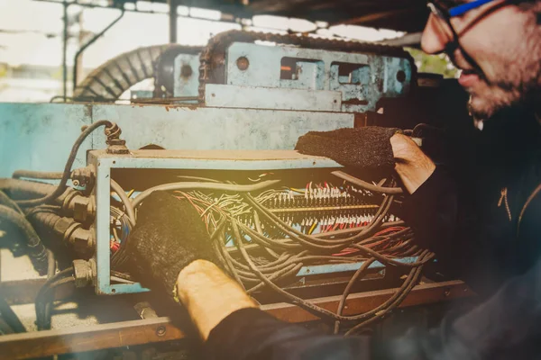 Mannelijke Elektricien Fabriek Heeft Plicht Driefasige Elektrische Kabelbox Van Wanordelijke — Stockfoto