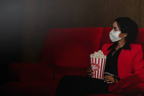 African American Woman Wears Germ Protection Mask Sits Popcorn Eat — Stock Photo, Image