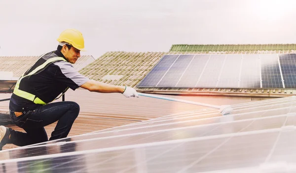 Side View Asian Technicians Cleaning Blue Outdoor Solar Photovoltaic Panels — Stock Photo, Image