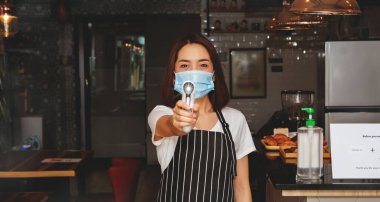 Kahve Dükkanı Kadın Vücut Sıcaklığı İzleyicisi Coronavirüs Sırasındaki Müşteri Hizmetleri (Covid-19) Salgın, İlk Savunma Yeni Normal: Seçici Odaklanma