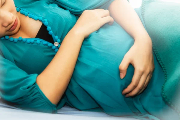Imagen Borrosa Una Mujer Embarazada Durmiendo Con Las Manos Sosteniendo — Foto de Stock