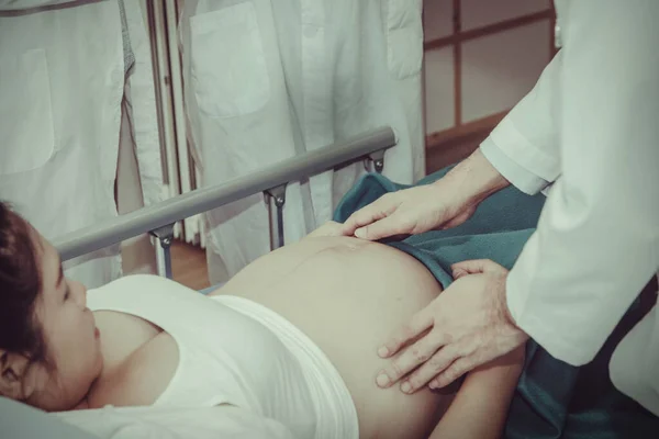 Médico Masculino Examinó Mujer Embarazada Acostada Cama Paciente Cuidando Cuidadosamente — Foto de Stock