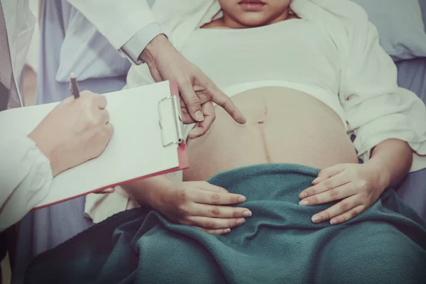 Dokter Tersebut Memeriksa Kehamilan Yang Mendekat Dan Beaneuk Merangkum Laporan — Stok Foto