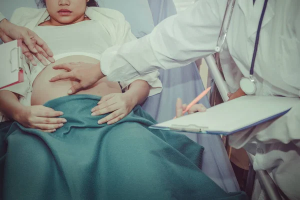 Медицинская Команда Осмотрела Развитие Беременной Женщины Постели Пациента Тщательно Заботясь — стоковое фото