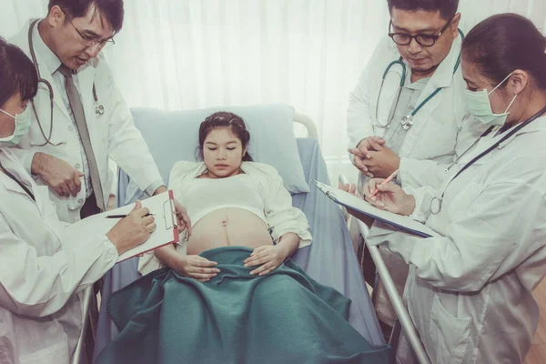 Bekerja Sebagai Dokter Anak Merawat Ibu Hamil Menjelang Akhir Kelahiran — Stok Foto