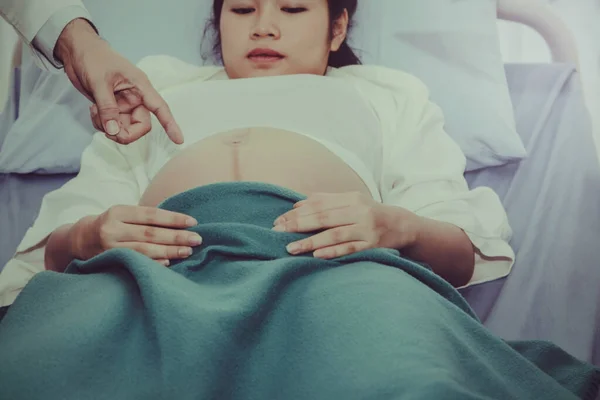 Dokter Memeriksa Wanita Hamil Yang Hampir Melahirkan Catatan Perkembangan Menunjukkan — Stok Foto