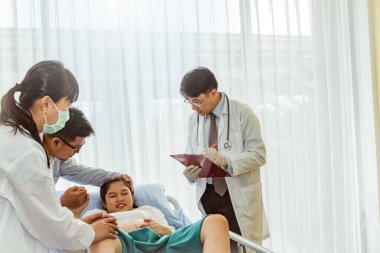 Bulanık doktor ve kadın doktorlardan oluşan fotoğraf ekibi, sevgili kocasının teşvik edici ve iyi bir geçmişi olan hamile kadınların sağlık durumlarını ve durumlarını izlemede yardımcı oluyor.