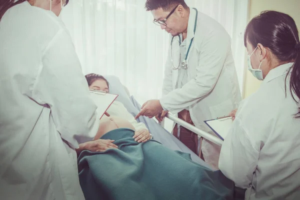 Lekarz Asystentka Medyczna Badali Objawy Zdrowie Kobiet Ciąży Dbałością Zachętą — Zdjęcie stockowe