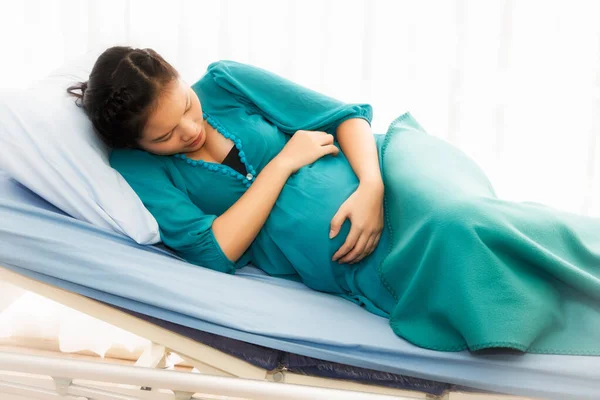 Mujer Asiática Embarazada Abraza Estómago Tiene Dolor Estómago Cerca Del — Foto de Stock