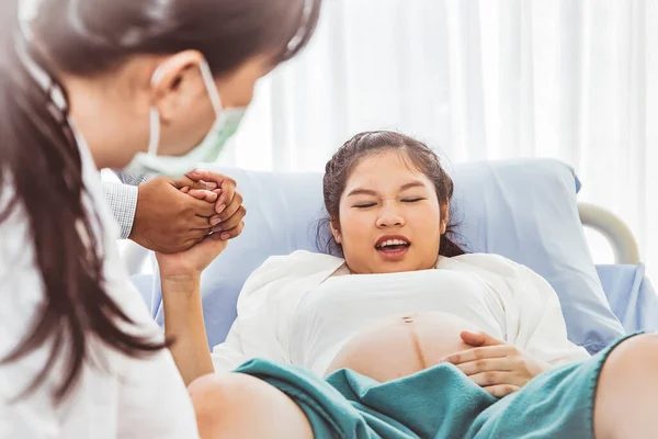 Dokter Perempuan Merawat Pasien Hamil Dan Mendekati Tanggal Kelahiran Bayi — Stok Foto