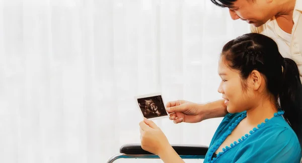 Esposo Cuidado Salud Pareja Una Esposa Embarazada Una Silla Ruedas — Foto de Stock