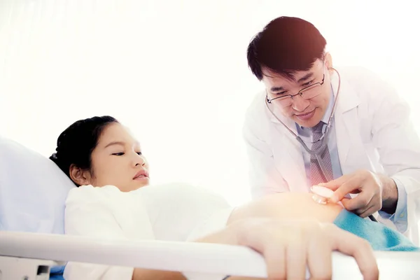 Medici Maschi Pediatri Usano Cuffie Mediche Ascoltare Feto Sviluppare Movimenti — Foto Stock