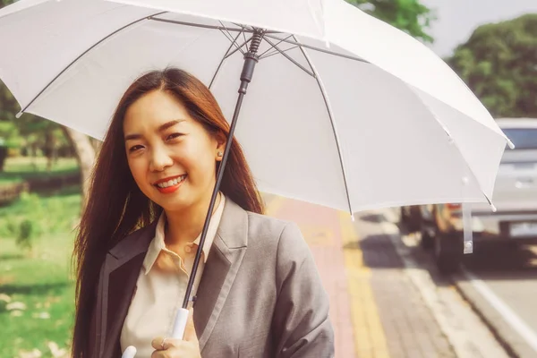 날에는 햇볕을 가리는 우산을 사용하여 야외의 행복하게 여성들 — 스톡 사진