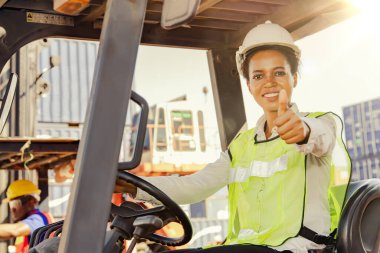 Forklift kullanan, Afro-Amerikan kadın ustabaşı, forklift şoförü, ithalat ve ihracat yükü, liman ulaşımı.