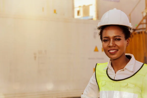 Felicidad Retrato Una Trabajadora Afroamericana Con Casco Seguridad Blanco Almacén — Foto de Stock