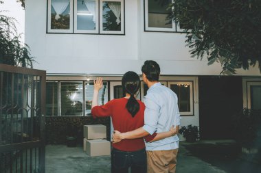 Arkadaki çift ne yazık ki eski evlerine veda etti ve mali borçları yüzünden yeni evlerine taşınmak zorunda kaldıkları için sırtlarını özlediler..