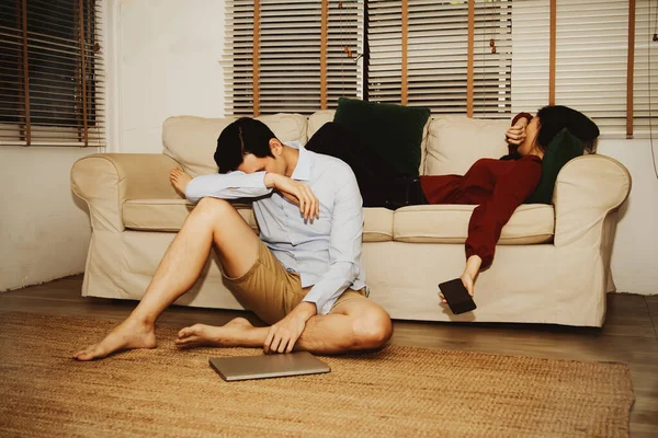 Σύζυγος Κάθισε Ανήσυχος Από Σύζυγό Του Στον Καναπέ Δυστυχισμένο Ζευγάρι — Φωτογραφία Αρχείου