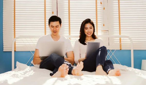 Blurred Image Couple Asian Sat Peace Worry Free Looking Laptop — Stock Photo, Image