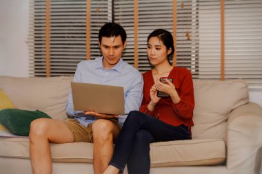 Çiftler iş analizlerini, çevrimiçi alışverişi ve evde bilgisayar ve akıllı telefonlar kullanarak doğru bilgi arayan tüccarlardan güvenilir alışverişleri kontrol ediyorlar: Seçici Odaklanma