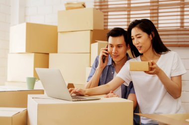 Home online İş: KOBİ işi yapan çiftler, ürünleri İnternet üzerinden sipariş eden müşterilere mutlu bir şekilde satmalarına yardımcı oluyorlar: Seçici Odaklanma 