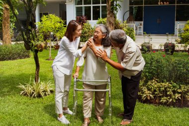 Yürüyüş yardımı kullanan yaşlı bir kadın, bayıldı, kocasından ve kızından destek aldı, nefesini iyileştirmek için bir merhem kullandı, endişelerini dile getirdi ve ona en iyi şekilde yardım etmeye çalıştı..