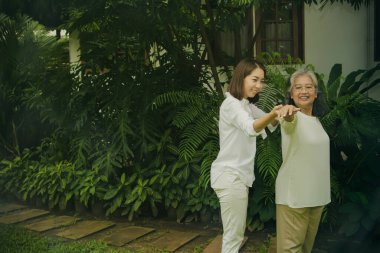 İyi aile ilişkilerinin teşvik edilmesi kavramı: mutluluk, egzersiz, yaşlı bir anne ile orta yaşlı bir kız arasında bakım, sağlık ve aile ilişkileriyle ilgilenmek.