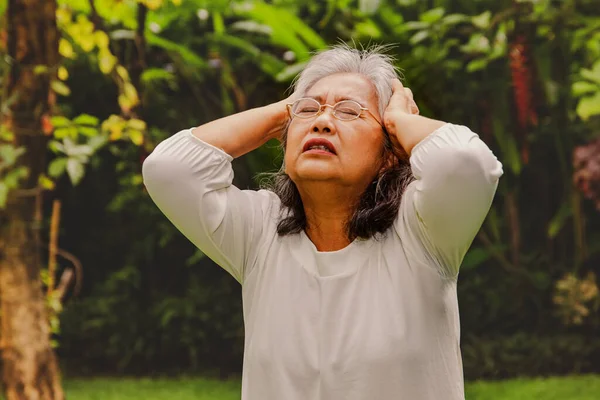 60 'lı yaşlarda yaşlı bir Asyalı kadın şiddetli bir baş ağrısı çekiyordu. Eli ağrıyordu, baş ağrısı çekiyordu ve çok sabırlıydı.