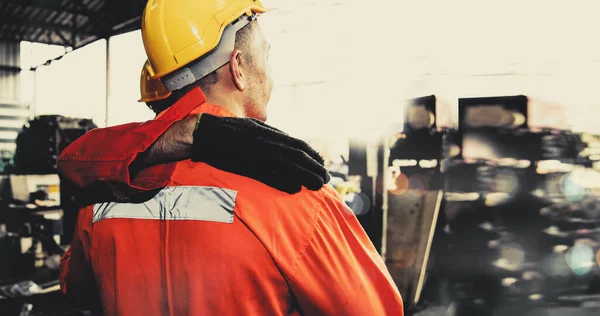 Vista Posterior Ingenieros Maquinistas Trabajadores Fábricas Trabajando Juntos Mirando Las — Foto de Stock