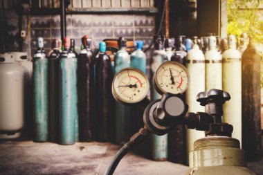 Hava tankı vanasına oksijen tüpü basınç düzenleyicisi ve basınç göstergesi monte edilmiştir: iki ölçü göstergesi hava kanalına giren ve çıkan basınç miktarını gösterir.