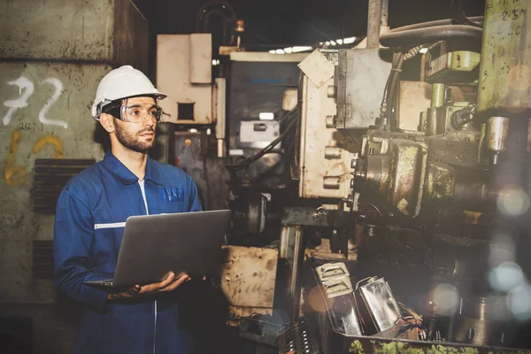 Los Mecánicos Profesionales Ingeniería Masculina Utilizan Sus Habilidades Experiencia Para — Foto de Stock