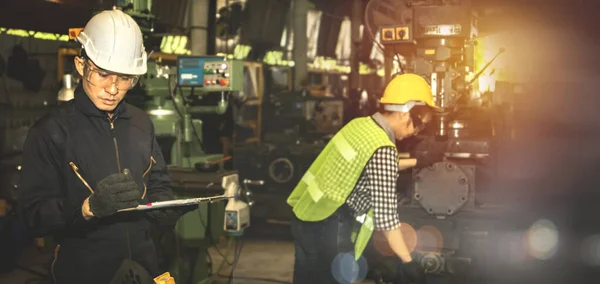 Hombre Ingeniero Capataz Inspecciona Las Piezas Máquina Que Técnico Trabajador — Foto de Stock