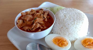 Bir fincanda domuz panangıyla pilav.