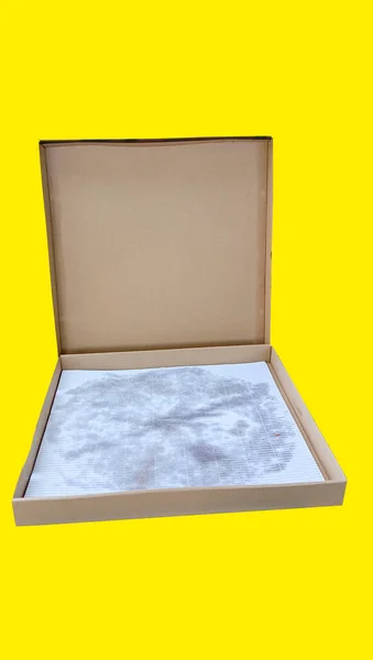 Прямоугольная Картонная Коробка Большой Крышкой Изолированном Желтом Фоне — стоковое фото